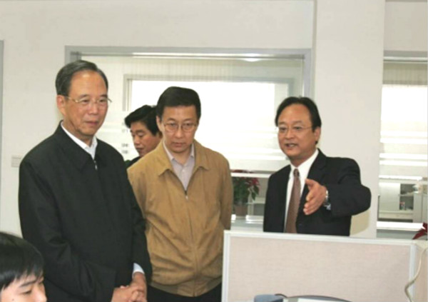 8-2004年11月，时任国务院副总理曾培炎、上海市市长韩正来院视察_meitu_1.jpg