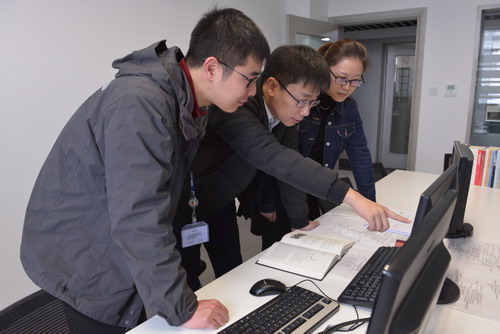 刘鑫与技术人员交流项目进展情况s.jpg
